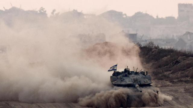 Un tanque israelí en Gaza cerca de la frontera.