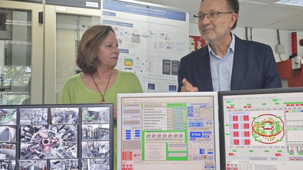 Yolanda Benito, directora de CIEMAT, y Carlos Hidalgo, responsable del Laboratorio de Fusión Nuclear, durante la visita al TJ-II.