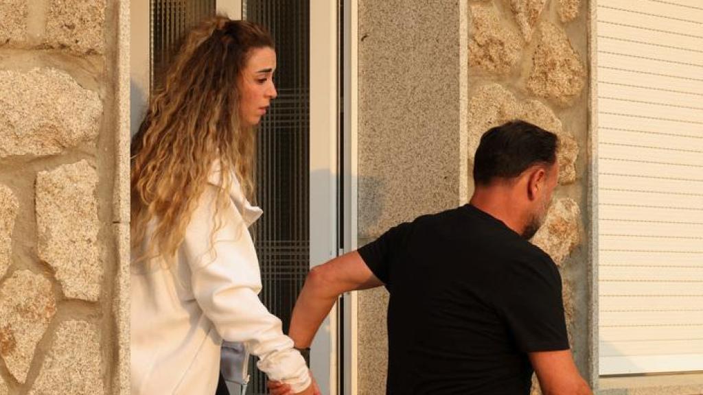 Primeras imágenes de Rute Cardoso, la viuda de Diogo Jota, tras su muerte:  devastada y sostenida por dos personas