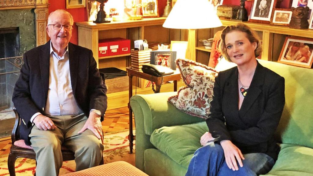 El rey Alberto II de Bélgica, con su hija, Delphine Boël, después de ser reconocida legalmente como princesa por la corte belga, en 2020.