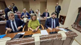 El presidente de la Región de Murcia, Fernando López Miras (d), la consejera de Política Social, Conchita Ruiz (c), y el consejero de Economía, Luis Alberto Marín (i), este jueves, en la Asamblea Regional.