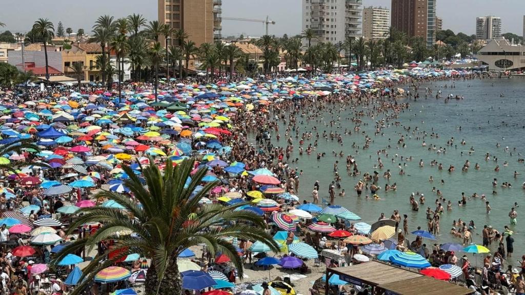 Centenares de personas en una playa de Santiago de la Ribera (San Javier) disfrutan del festival aéreo 'Aire 2025'.