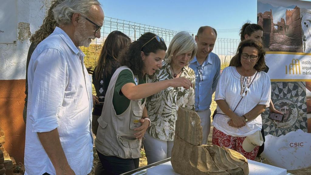 Investigadores del Consejo Superior de Investigaciones Científicas (CSIC) han hallado el altar de mármol griego más antiguo del Mediterráneo occidental dentro de los trabajos que se llevan a cabo en el yacimiento tartésico de Casas del Turuñuelo, en Guareña (Badajoz). Foto: Samuel Sánchez / EFE