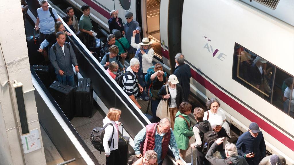 Imagen de un tren de alta velocidad de Renfe.