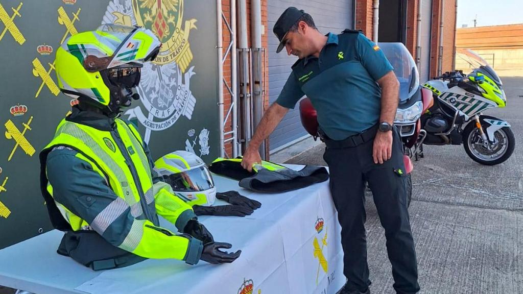 Presentación de los nuevos chalecos airbag de la Guardia Ciivl en Salamanca