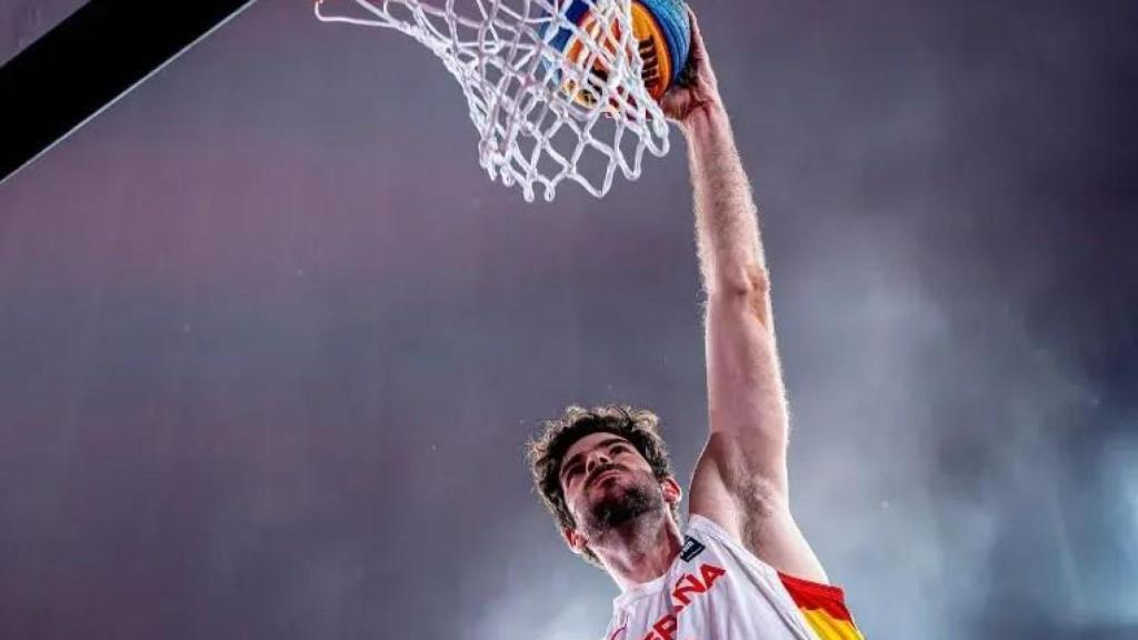 Carlos Martínez, en una acción a canasta con España.