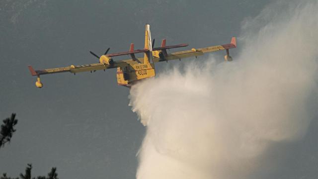 Un avión de extinción de incendios trabaja en la extinción del incendio iniciado en Boiro, a 6 de agosto de 2022, en Boiro, A Coruña (Galicia)
