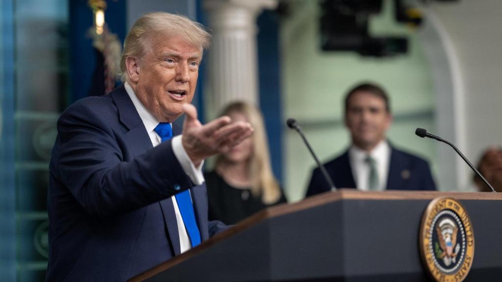 El presidente Donald Trump ofrece una conferencia de prensa.