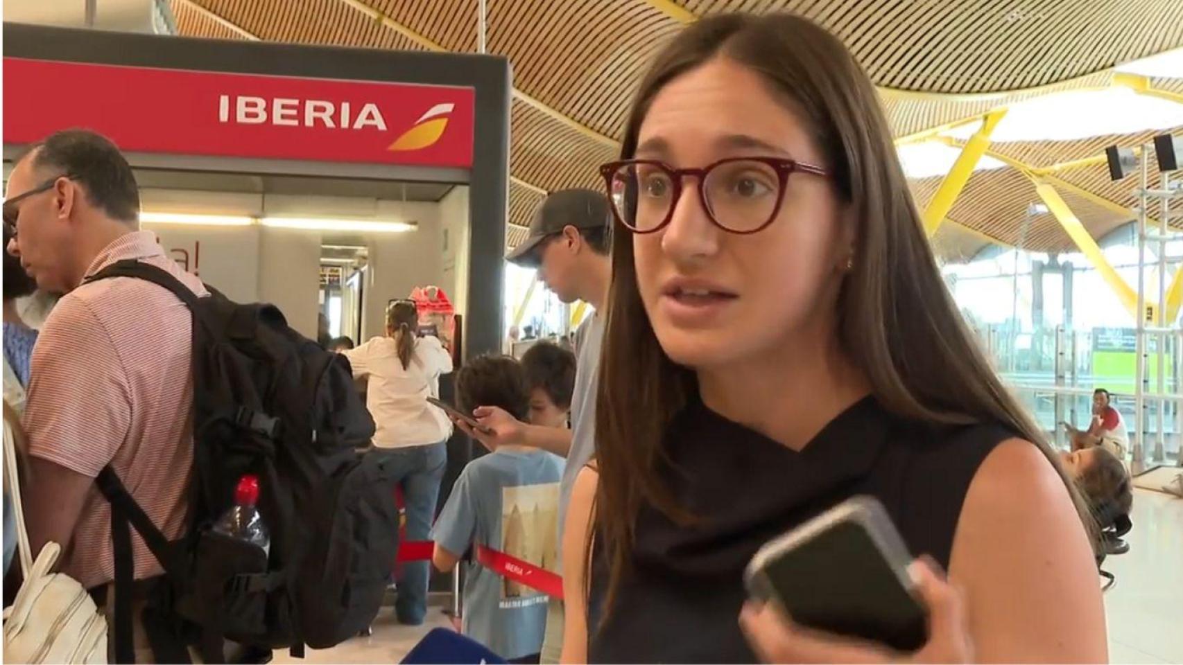 Pasajera en el aeropuerto de Madrid-Barajas.