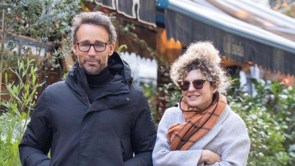 Álvaro Muñoz Escassi y Sheila Casas caminando por Madrid en diciembre pasado.