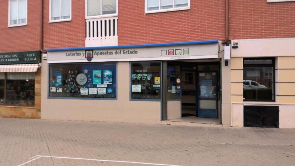 Imagen de la administración de loterías donde se ha sellado el boleto acertante en Segovia