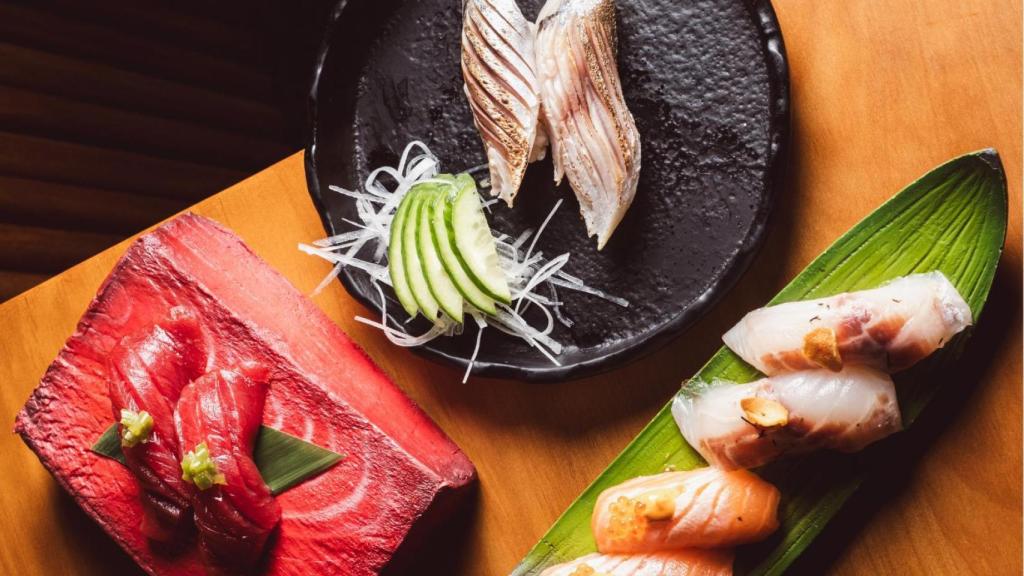 Un surtido de piezas de sushi en Pelican.