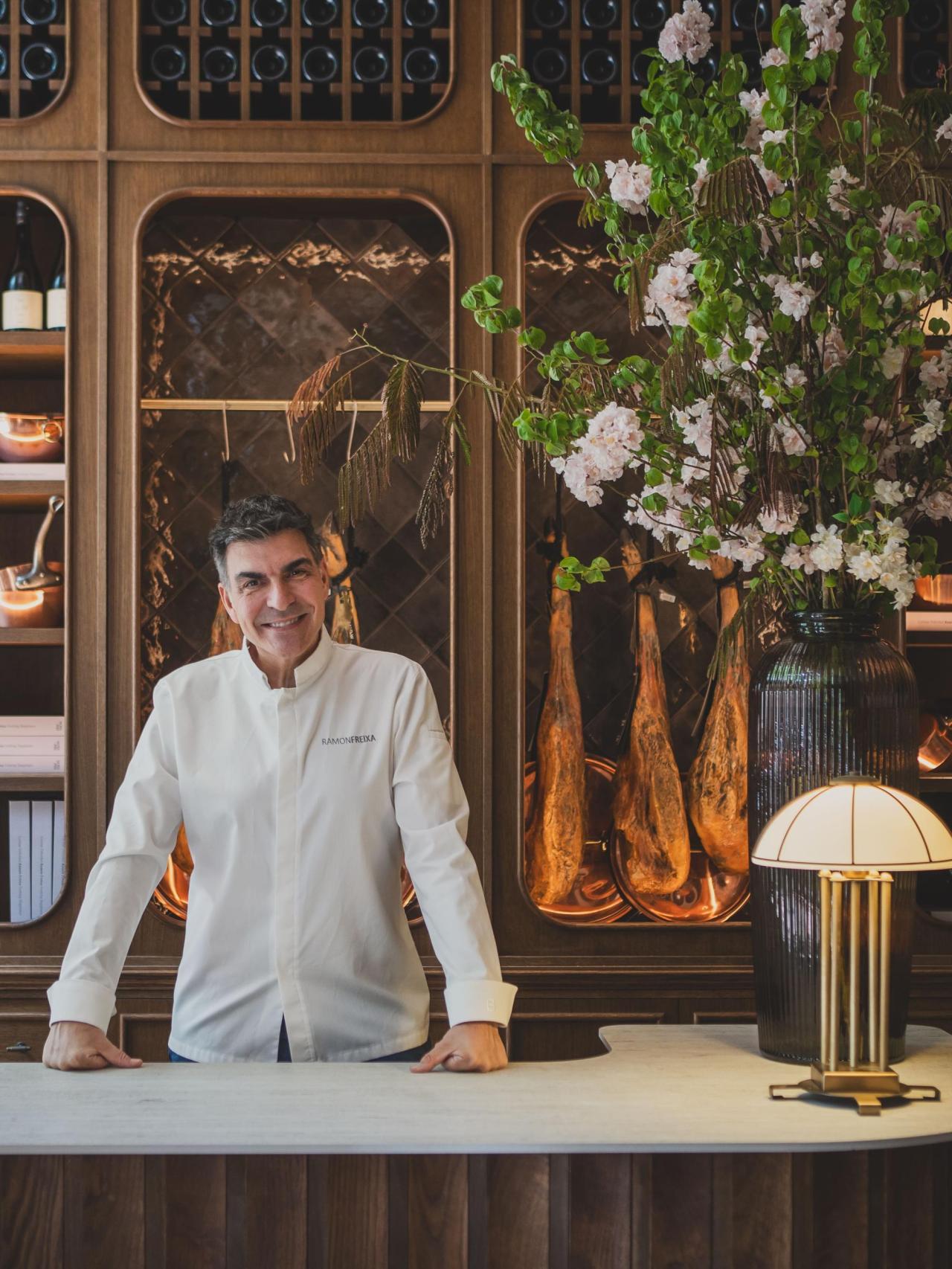 Ramón Freixa a la entrada del restaurante, donde un pequeño colmado da la bienvenida.
