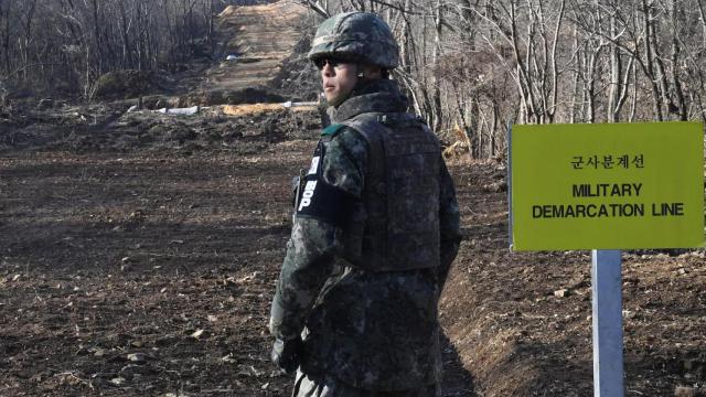 Soldado surcoreano patrulla la frontera con Corea del Norte.
