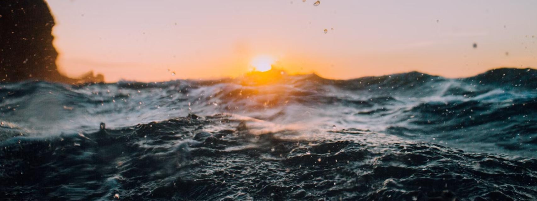 El mar con el sol de fondo.