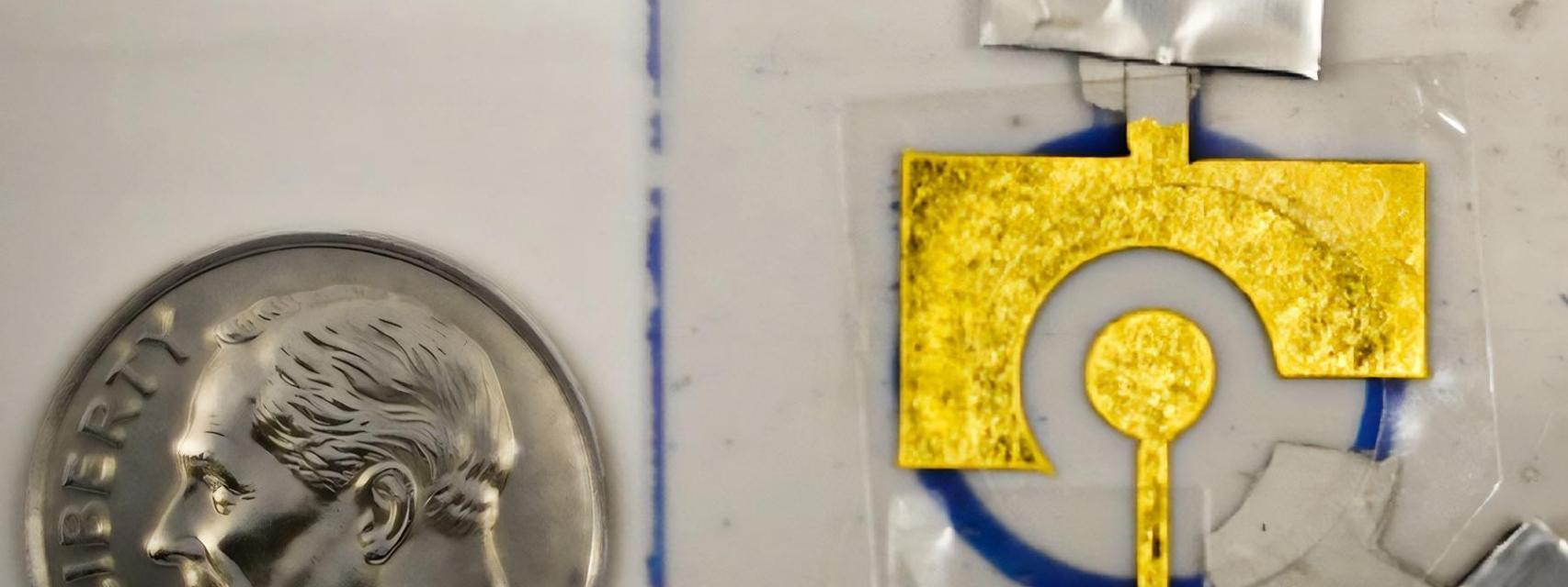 A la derecha, el sensor recubierto con polímero, del tamaño aproximado de una moneda