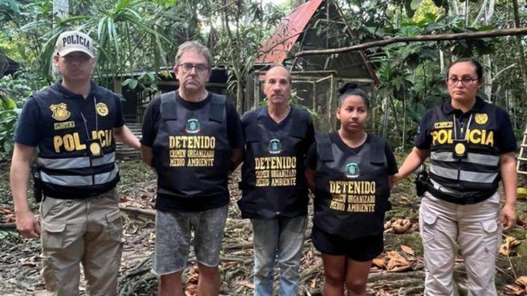 El segundo de izquierda a derecha, Juan Ramón y a su lado, Miguel Fernández, ambos españoles detenidos por la Policía peruana.