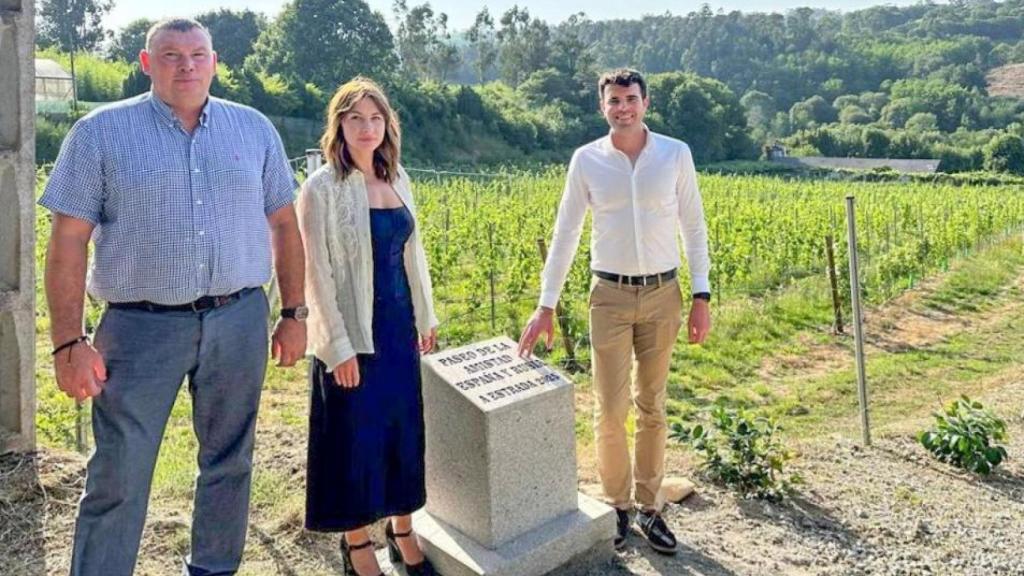 De izquierda a derecha, el atamán de los cosacos españoles, Alexander Vasilenko; la directora en funciones de la Casa Rusa en Madrid, Ekaterina G. Zhuravleva, y el alcalde de A Estrada, Gonzalo Louzao.