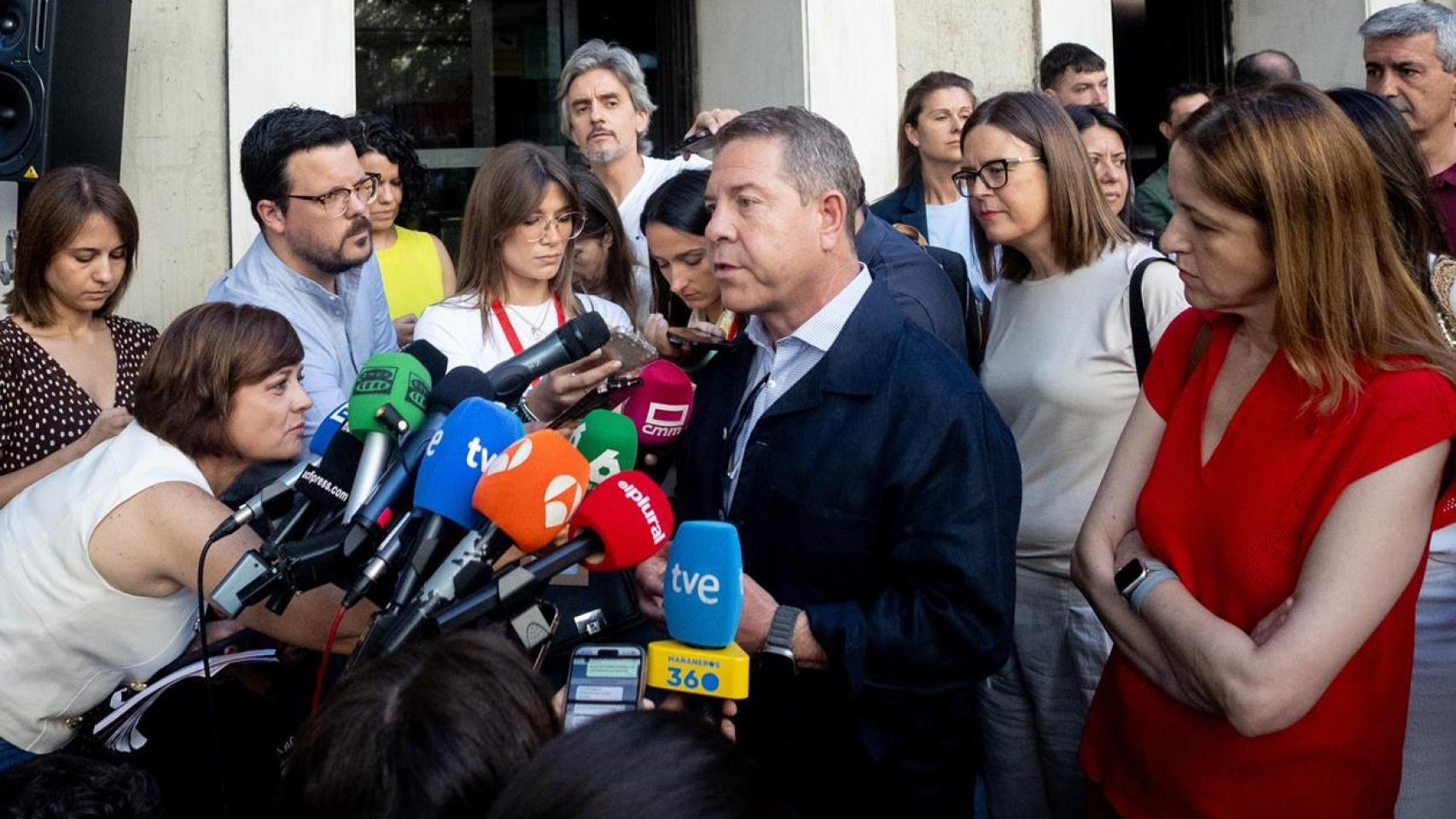 Un grupo de simpatizantes de Pedro Sánchez insulta a Page a su llegada a Ferraz:  Facha, miserable 