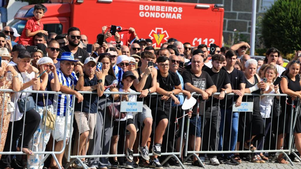 Cientos de personas se han acercado este sábado, 5 de julio, a la localidad portuguesa de Gondomar para dar un último adiós a Diogo Jota y a su hermano, André Silva, fallecidos el pasado jueves, 3 de julio, en un accidente de tráfico.