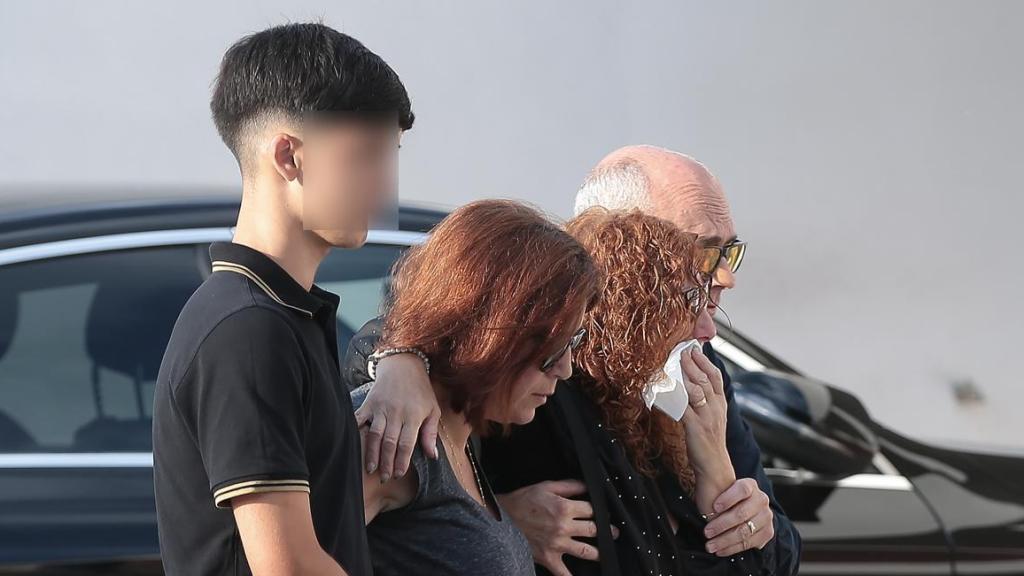 Los padres de Diogo Jota y André Silva, en el funeral de sus hijos.