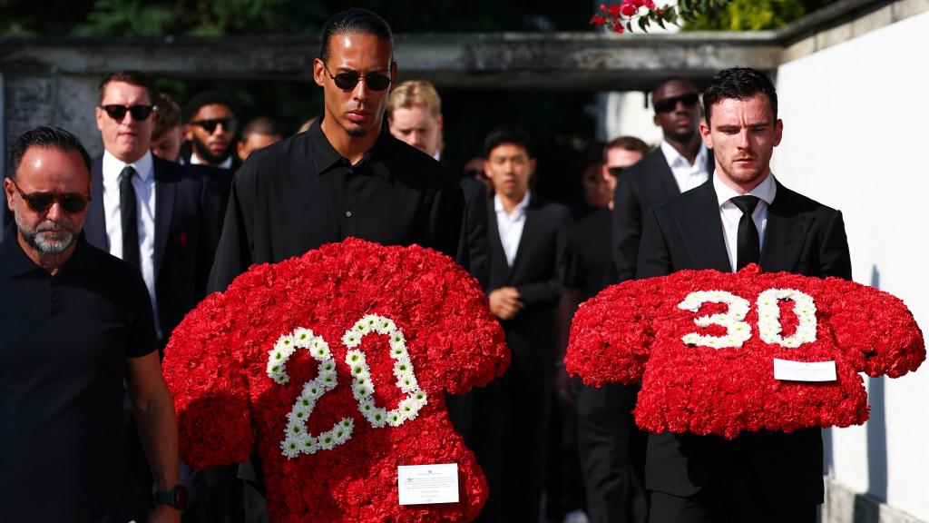 Van Dijk y Henderson portan camisetas del Liverpool hechas de flores en el funeral de Diogo Jota y su hermano.