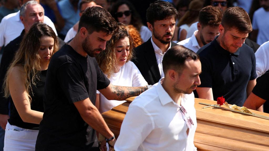 Rute, la viuda de Diogo Jota, acompaña al féretro de su marido acompañada de su cuñada y de Rubén Neves, entre otros amigos del jugador.