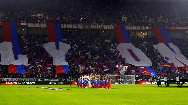 Una imagen de los aficionados del Olympique de Lyon llenando el estadio en un partido europeo.