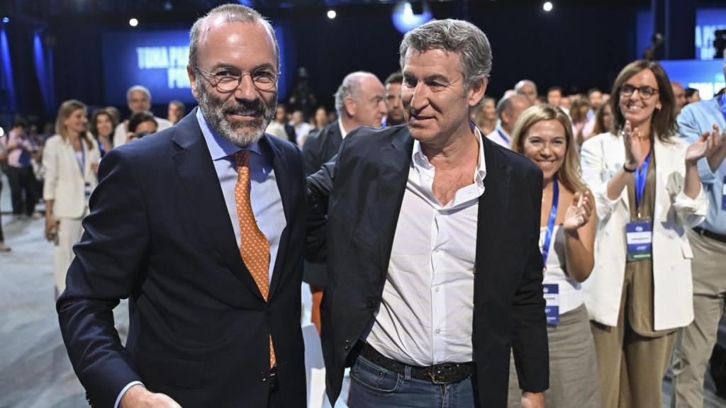 Manfred Weber, presidente del PPE, junto a Alberto Núñez Feijóo, presidente del PP, en el XXI congreso nacional del partido.