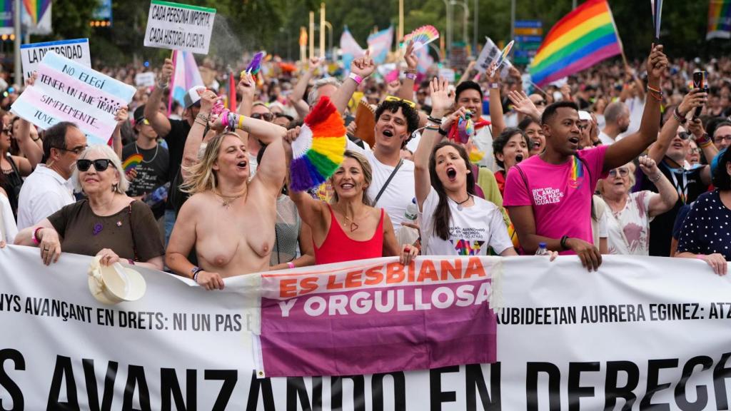 Yolanda Díaz, vicepresidenta segunda del Gobierno, encabeza una de las pancartas durante la marcha del Orgullo en Madrid.