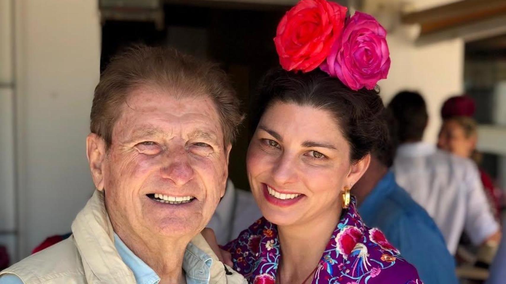 Rocío, hija de Rafael Peralta, con su padre en una imagen de las redes sociales.
