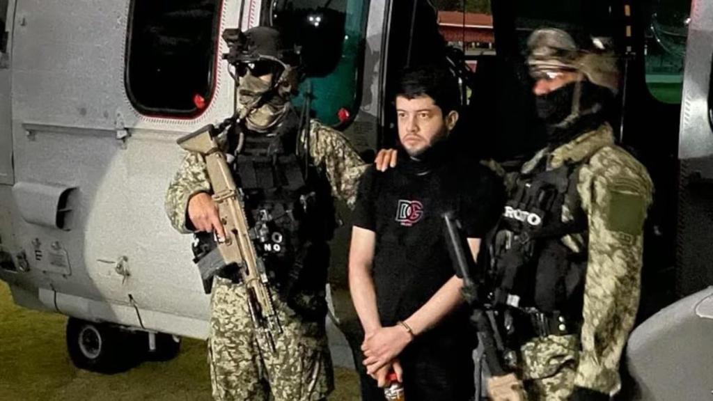 Néstor Isidro Pérez Salas, 'El Nini', es custodiado por miembros de la Fuerza Aérea mexicana en Culiacán (Sinaloa), en noviembre de 2023.