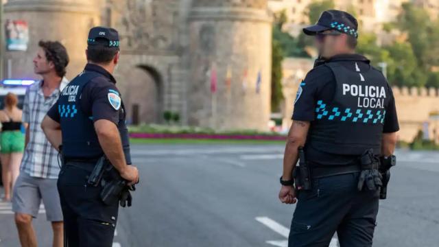 Dos agentes de la Policía Local de Toledo.