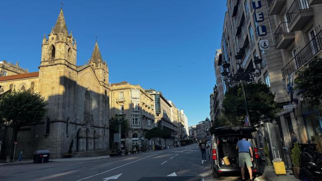 El tiempo en Vigo, en la calle García Barbón, a 7 de julio de 2025