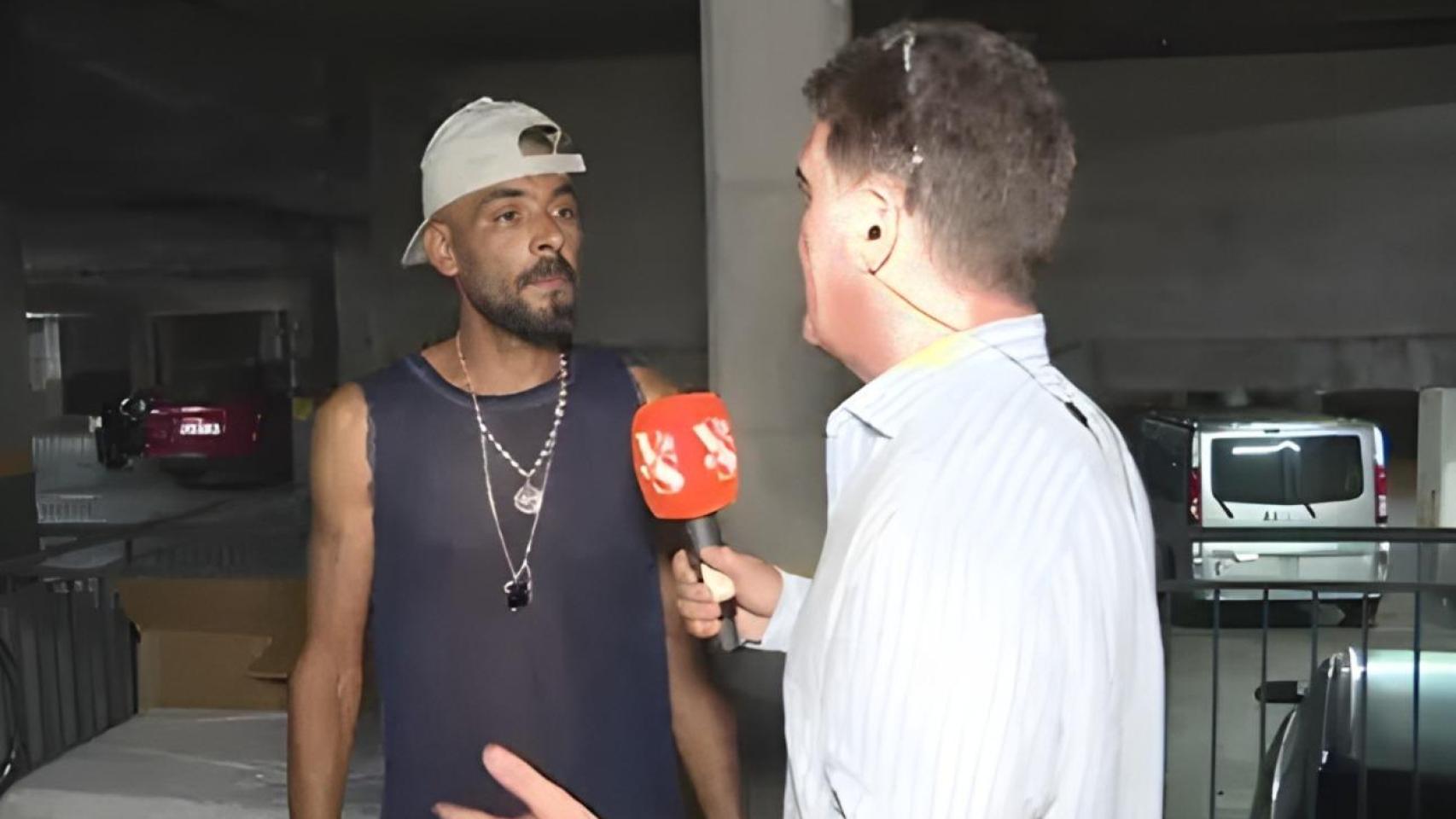 El okupa de la plaza de garaje conversa con un periodista de Antena 3.