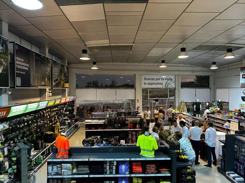 Vista general de la nueva tienda de Mundo Industria en León durante su inauguración
