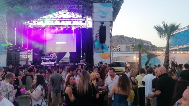 La vista del escenario y del Benacantil en la etapa anterior del muelle de Alicante.