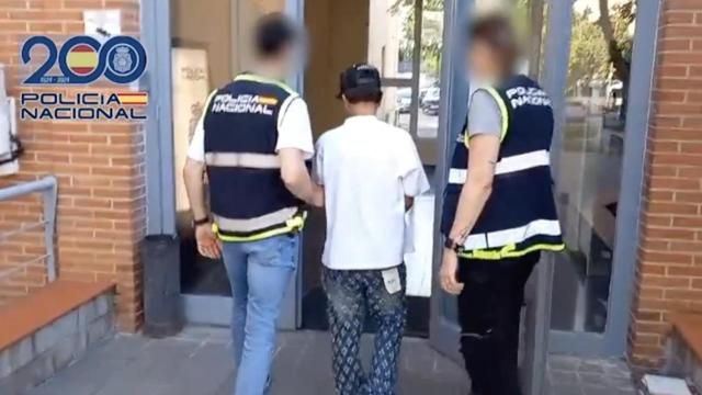La Policía Nacional deteniendo a un miembro de los Trinitarios.