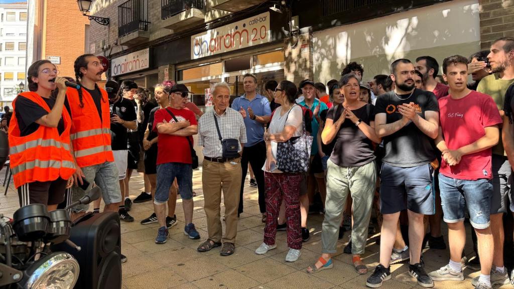 Numerosos vecinos paralizando un desahucio en Zaragoza.