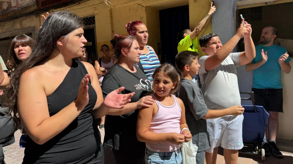 Samantha (primera por la izda) acompañada de amigos y vecinos.
