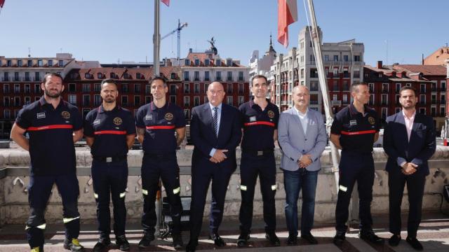 Foto de familia tras la toma de posesión de los cuatro nuevos sargentos en el Ayuntamiento de Valladolid