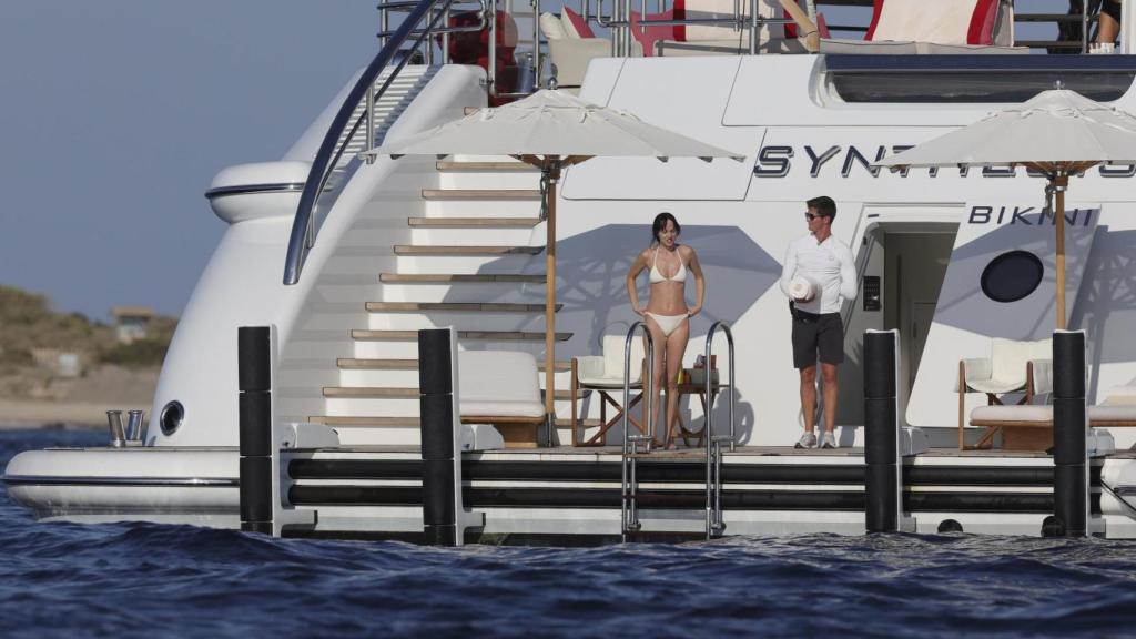Dakota Johnsson a bordo de la síntesis en sus vacaciones en Ibiza.