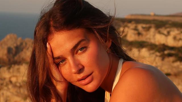 Laura Escanes en una imagen de sus redes sociales en Menorca.
