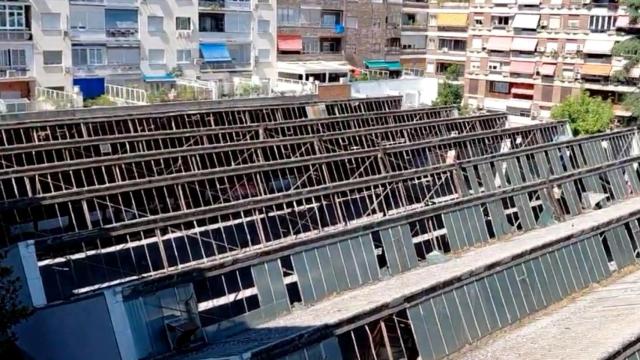 Fachada de amianto que se está trabajando por retirar.