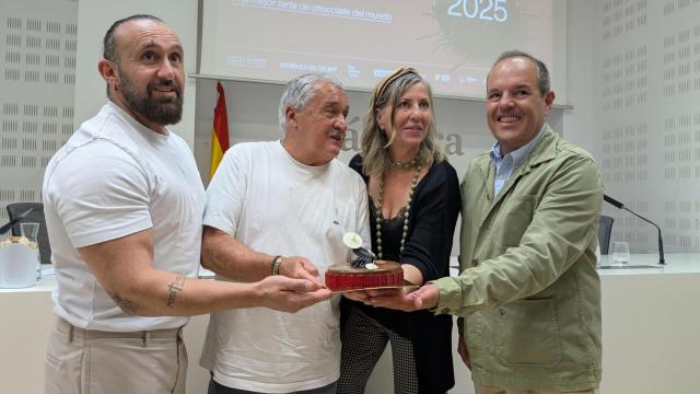 Jacob y Paco Torreblanca con una sus tartas de chocolate junto a Gema Amor y Carlos Baño.