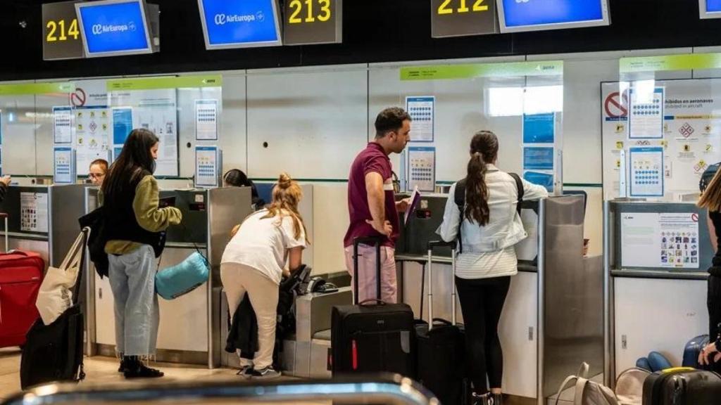 Viajeros en los mostradores de facturación de Air Europa en el aeropuerto Adolfo Suárez-Barajas en Madrid, en una imagen de archivo.