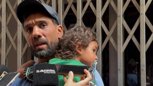 Manuel, atendiendo a los medios de comunicación tras paralizar su desahucio