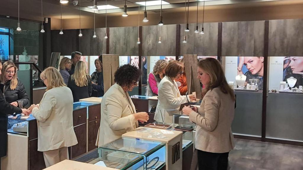 Varias personas compran dentro de Joyería Monreal