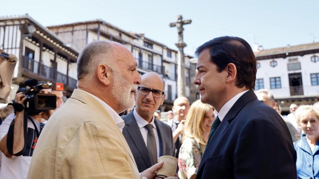El presidente de la Junta de Castilla y León, Alfonso Fernández Mañueco, con el chef José Andrés