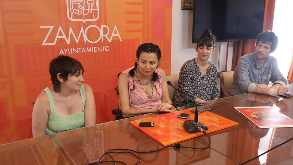 De izq. a dcha. Bea Barrios, María Eugenia Cabezas, Clara Espinosa y Lucien Julien-Laferrière